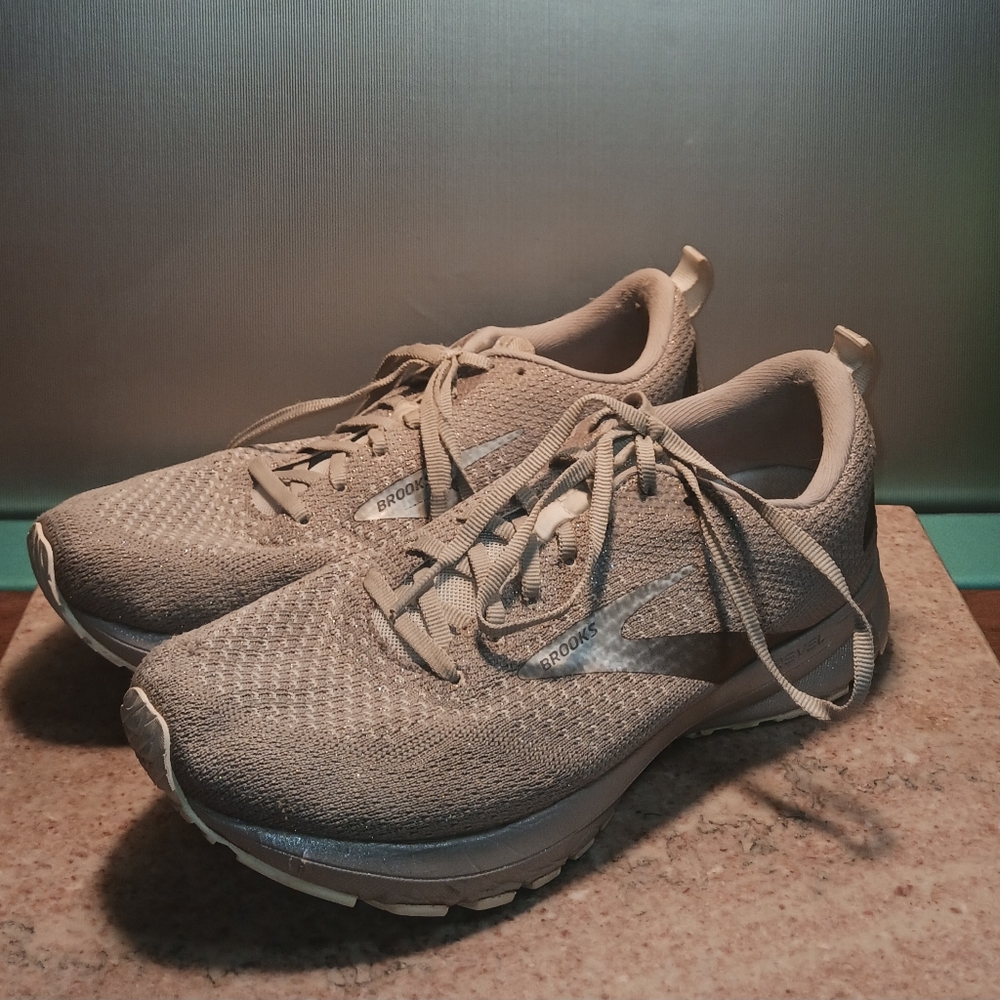 Brooks Revel 4.0 Women's Size 9.5 Gray Silver Shoes